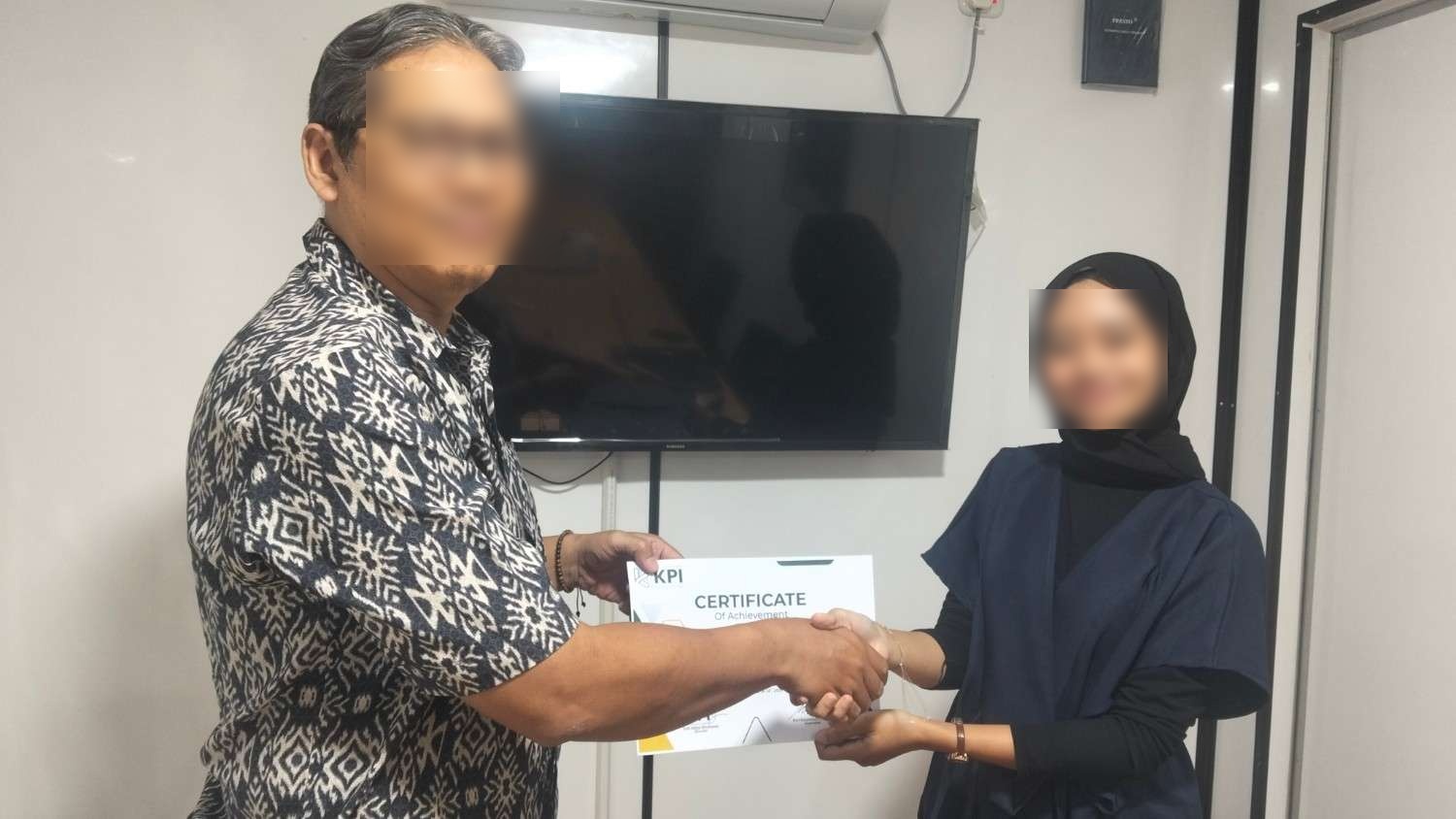 Dokumentasi Foto Penyerahan Sertifikat pada TRAINING TEKLA STRUCTURE oleh KONSULTAN PELATIHAN INDONESIA