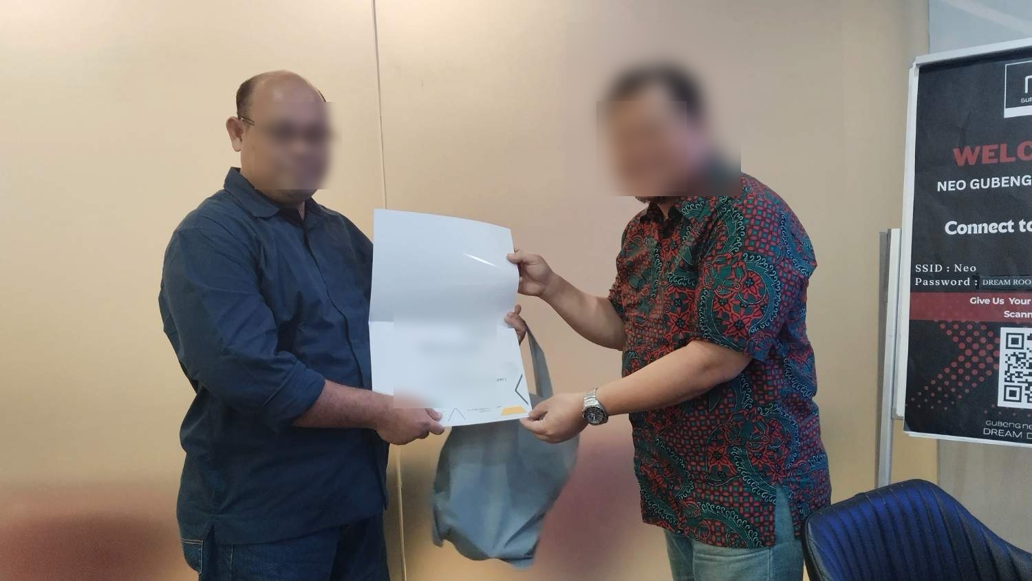 Dokumentasi Foto Penyerahan Sertifikat pada TRAINING TKDN ( TINGKAT KOMPONEN DALAM NEGERI ) oleh KONSULTAN PELATIHAN INDONESIA