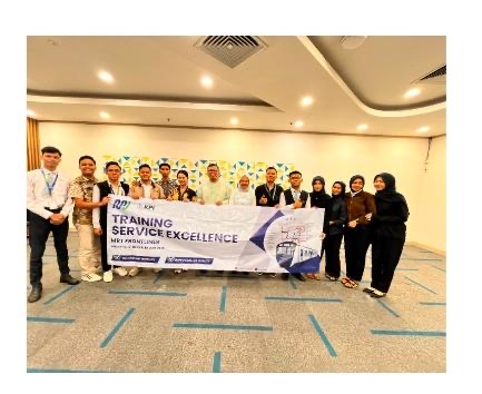 Dokumentasi Foto Penyerahan Sertifikat pada TRAINING SERVICE EXCELLENCE oleh KONSULTAN PELATIHAN INDONESIA