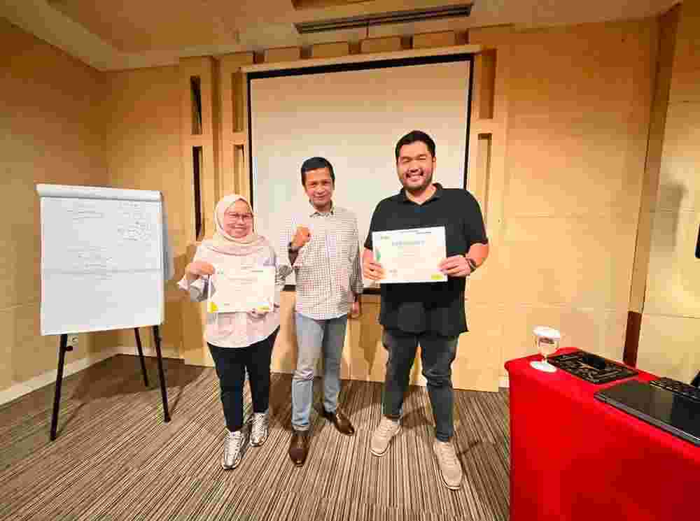 Dokumentasi Foto Penyerahan Sertifikat pada TRAINING LEGAL AND REGULATORY COMPLIANCE oleh KONSULTAN PELATIHAN INDONESIA