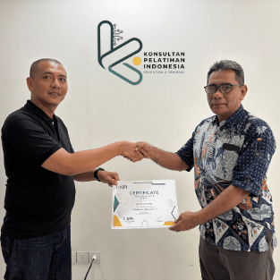 Dokumentasi Foto Penyerahan Sertifikat pada TRAINING INFRARED THERMOGRAPHY oleh KONSULTAN PELATIHAN INDONESIA