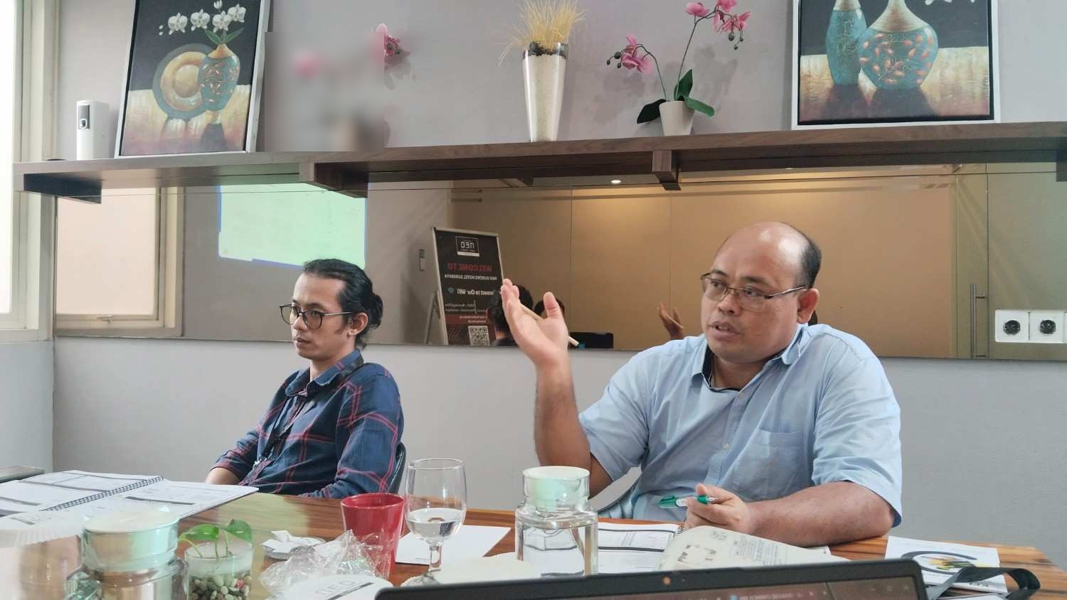 Dokumentasi Foto Diskusi pada TRAINING TKDN ( TINGKAT KOMPONEN DALAM NEGERI ) oleh KONSULTAN PELATIHAN INDONESIA