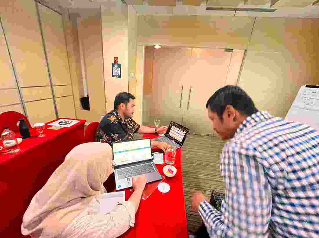 Dokumentasi Foto Diskusi pada TRAINING LEGAL AND REGULATORY COMPLIANCE oleh KONSULTAN PELATIHAN INDONESIA